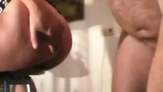 onun kıçına kayar