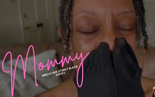 Orta yaşlı seksi kadın kokmuş siyah çoraplarını koklıyor