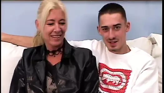 Sarışın olgun fahişe kanepede komşusunun sert yarağına biniyor