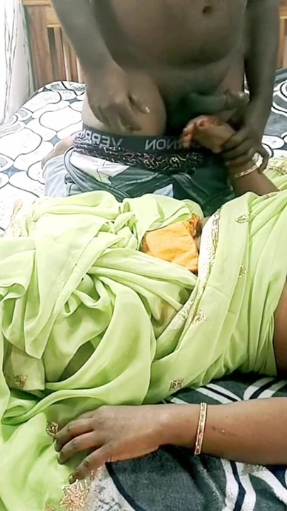 Kayınbiraderi erkek kardeşinin karısını baştan çıkardı ve bilgisi olmadan onu zar zor sikiyor -inleyerek tamil ses | Klip 1