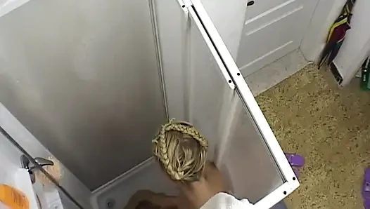 İki sarışın ıslak duşa dokunuyor ve vücut oyunu yapıyor