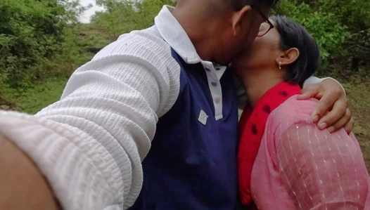 Hintli desi köy tarzı seks - şehirde yaşayan karı koca köyün ormanlarına geliyor ve seks yapıyor.