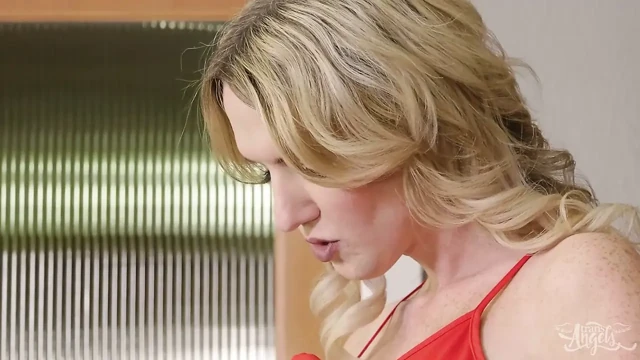 TRANS ANGELS - Kayleigh Coxx Riskli Arka Bahçe Ateşiyle İri Memeli Sarışın Bir Baştan Çıkarma Sunuyor