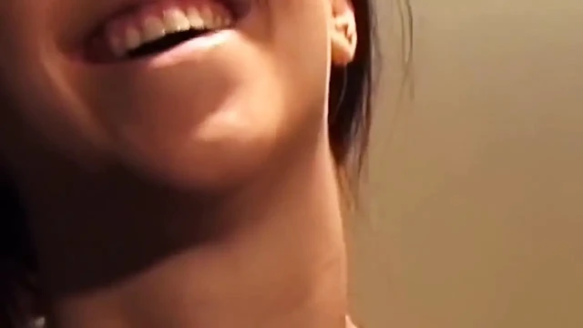 Ateşli hatun sıkı götünü büyük yarakla dibine kadar dolduruyor