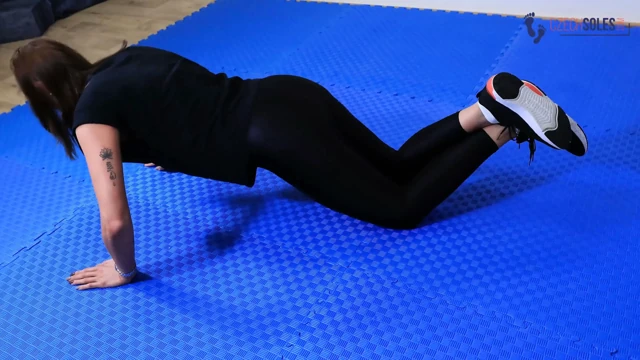 Spor salonunda terli uzun parmaklar