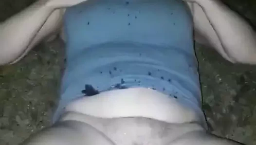 Şişman sürtük pis jess pissing üzerinde kendini