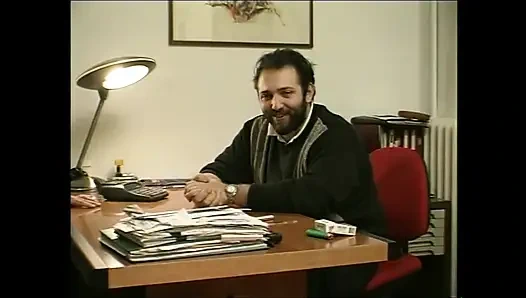 Tıraşlı amcıklı harika genç kız prezervatifle sikiliyor ve iki yarakla ağzına boşalıyor