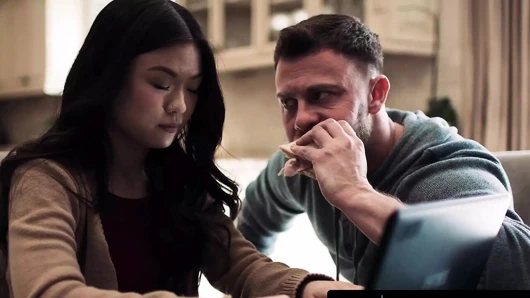 Saf tabu - Lulu Chu'nun sapık oda arkadaşı onu üçlü sekse baştan çıkarmak için zayıf kurbanı kullanıyor - tam sahne