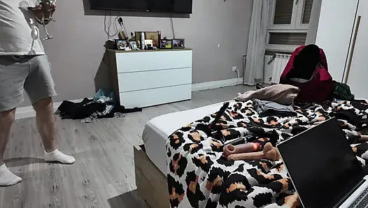 Üvey annem kocasını benimle aldatıyor... Neredeyse bizi seks yaparken yakalıyor.