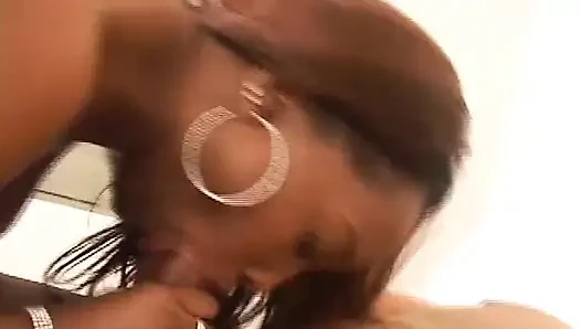 Seksi zenci kız amcık yalıyor çifte nüfuzlu dildoyla oynuyor