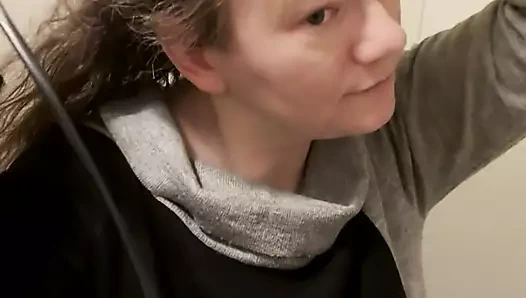 Metresi ravenia saçını kurutuyor