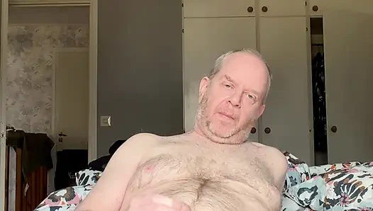 Önümde dizlerinin üzerindeymiş gibi davran