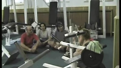 Kıllı soluk çilli kızıl saçlı twat bir egzersiz alır