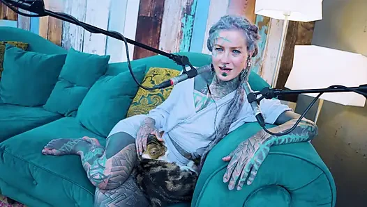 E - empati hakkında konuşuyorum - asmr podcast sfw konuşuyor gotik sıska kız dreadlocks dövmeli model dövmeli kız