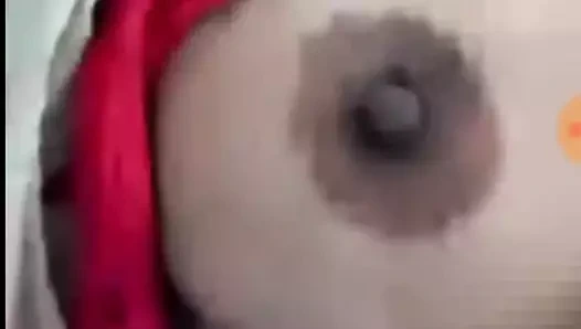 Büyük memelerimi seviyor. görüntülü görüşmede yabancı. sırada kim var?