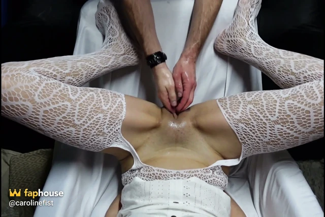 Yumruklama ve Fışkırtma Amatör Ev Yapımı Kayıt Sıcak MILF Vajinası İki Elle Gerilmiş