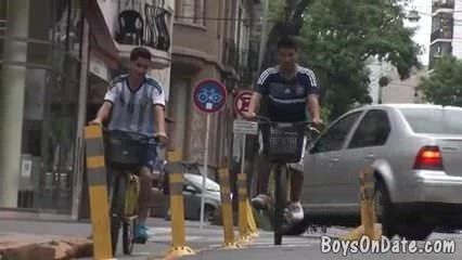 Bisiklete binen erkek arkadaşlar duşta kirli olsun