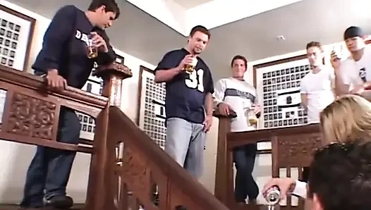 Seksi sarışın kızlar yarak emiyor