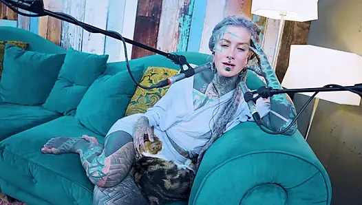 E - empati hakkında konuşuyorum - asmr podcast sfw konuşuyor gotik sıska kız dreadlocks dövmeli model dövmeli kız