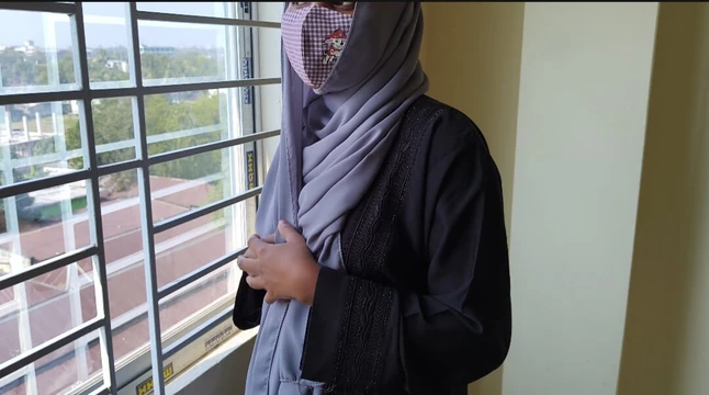 Tesettürlü kız büyük götünü gösteriyor ve sert sikişiyor