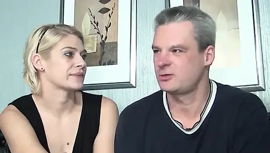 Sarışın ateşli kız ıslak üçlü grup sekste genişliyor