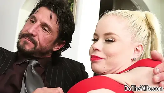 Sürtük orta yaşlı seksi kadın subil arch eş değiştiren çift için şov yapıyor