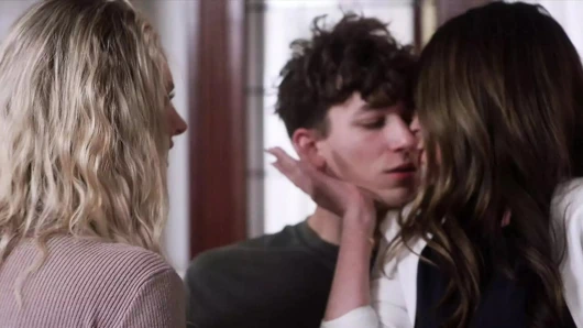 Orta yaşlı seksi kadın phoenix marie ve christy canyon üniversiteli delikanlıların yarağını yutuyor