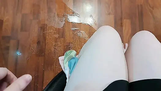 Sabunla sırılsıklam bir zeminde sandalyeye biniyor