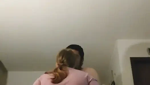 Elbise giyen sevimli iri güzel kadın domalarak sikiliyor