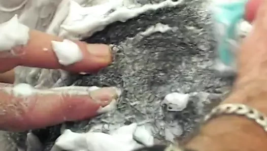 Beyaz adam siyah kedi parmaklarını koyar, sonra onu sikikleri