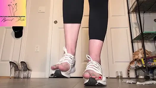 10 vs 16 feet büyüklüğünde başka bir çift minik spor ayakkabının dillerini yırtıyor