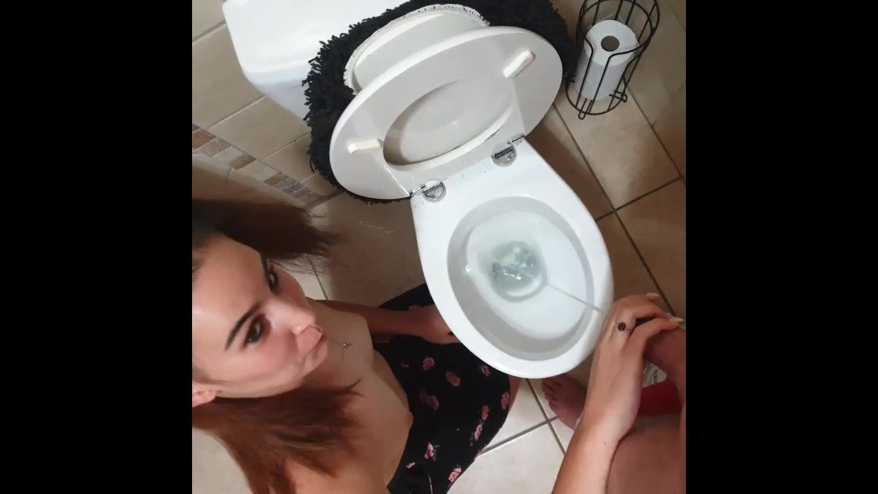 Kız üvey babasını çiş için alıyor ve yarak emiyor