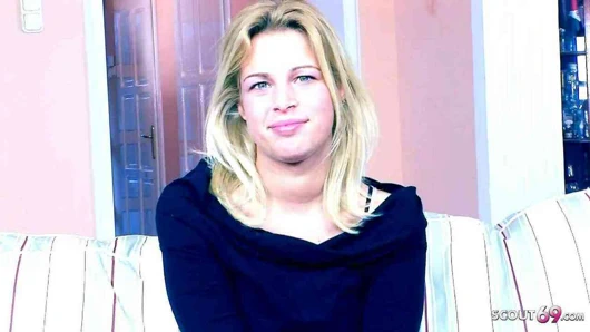 Sevimli genç 18 kaba seks mmf üçlü üzerinde döküm kanepe