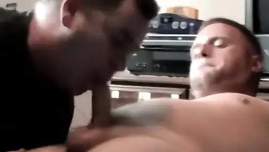 Heteroseksüel adam Jason'a hizmet ediyor