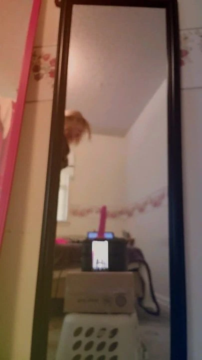 Gerçek azgın, bu yüzden dildoyla sikişiyorum.