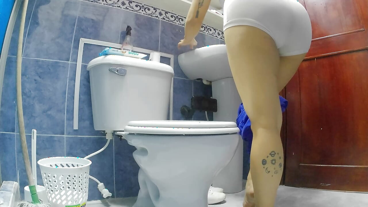 Hemşire umumi banyoda doktor Gocco'nun ofisinde işiyor