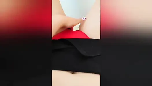 Büyük memeli ateşli güzellik uzun zamandır seks yapmadı ve bu yüzden dayanamadı ve kendini orgazm etti
