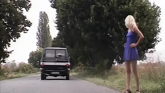 Daha fazlası için yalvarıyor ve yüzüne sokuyor