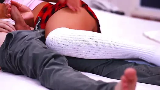 Sekreter ve posta kuryesi sikişmek için daireye gidiyor.