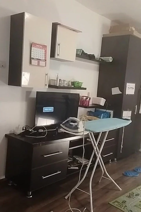 Seksi Esmer Evin Etrafında Çıplak Ev Işleri Yapıyor.