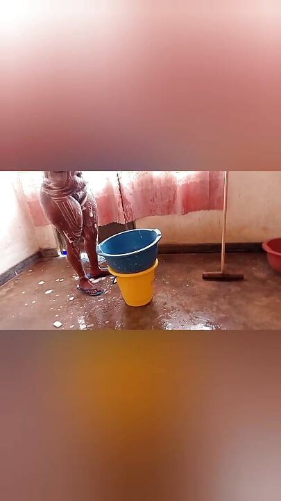 Sugarmommy 6 tur sikildikten sonra banyo yapıyor