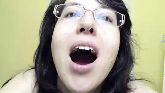 Pov kam milf sarkık memeler gözlük seviyor emme benim çük