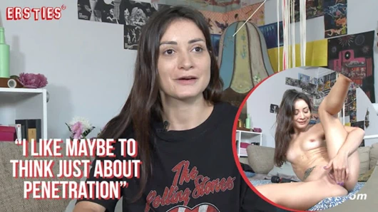 Ersties - seksi esmer bebek sihirli değnek kullanmadan önce kendi kendine oynuyor