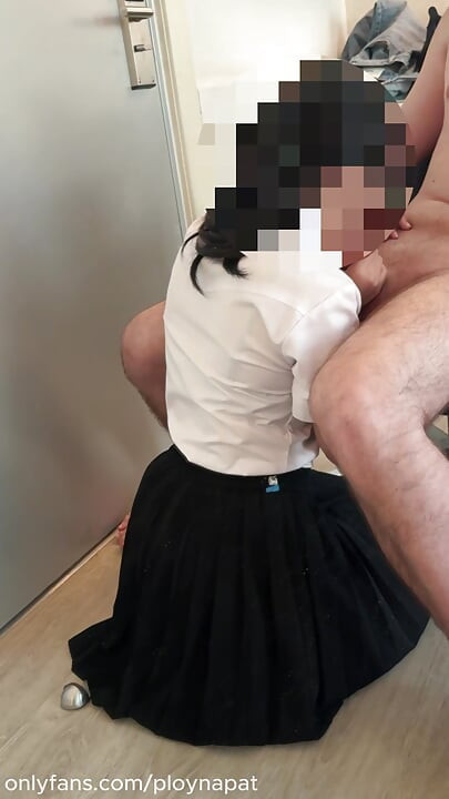 Üniformalı sevimli Taylandlı öğrenci okuldan sonra büyük beyaz bir yarakla sikiliyor