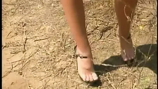 Yuvarlak götlü azgın genç kız arabada sikiliyor