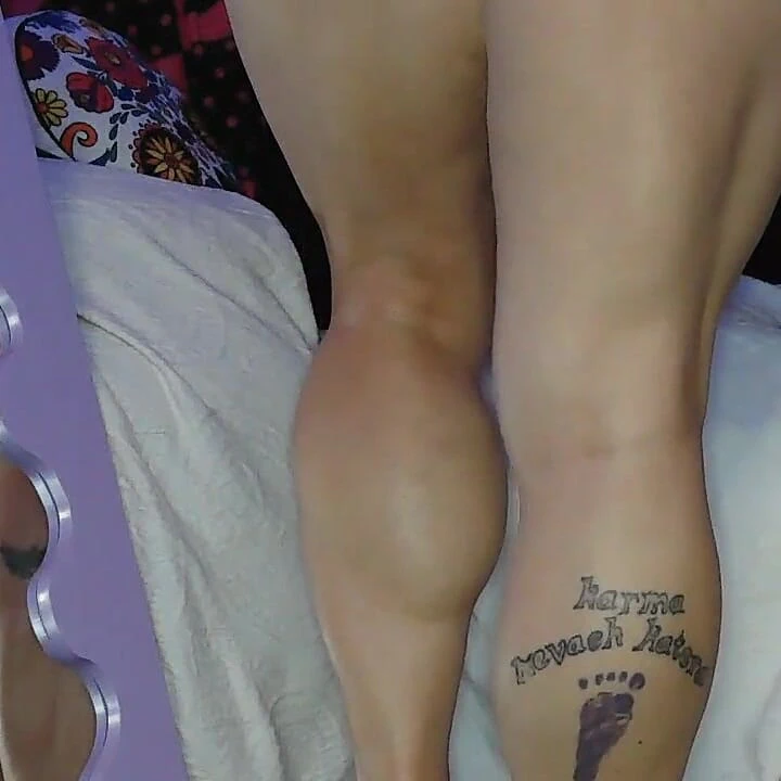 Buzağı kas tanrıçası Kepi Carter esnetiyor ve mastürbasyon yapıyor - kalın bacak fetişi ibadeti