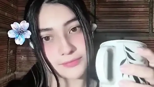 Gomez mastürbasyon yapıyor ve büyük göğüslerine dokunuyor