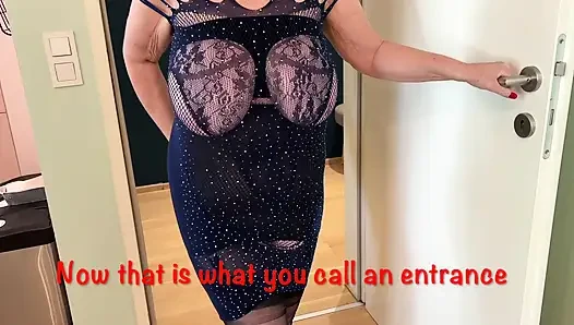 Harika seksi bir elbise ve tıraşlı amcıklı Bayan Olgun ayaklar 460