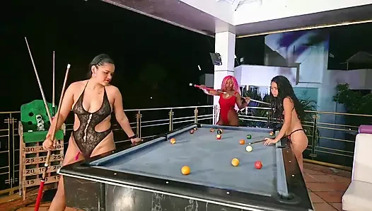 Bilardo oynuyoruz ve sonra masada amcık emiyor - ggmansion