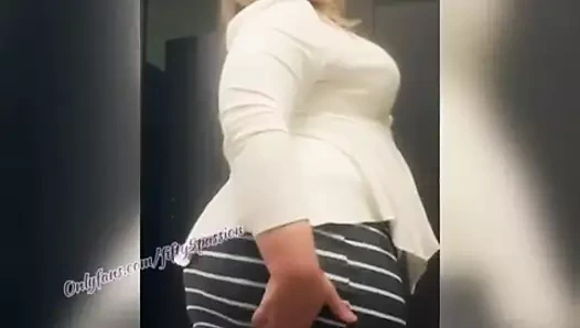 Hermosa gordibuena mueve riquisimo su culo gordo